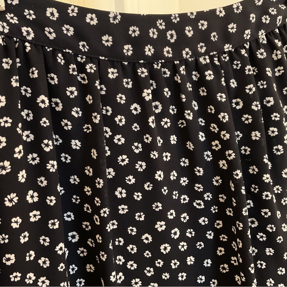 J. Crew size 4 lined lightweight navy floral skirt. - Picture 3 of 4